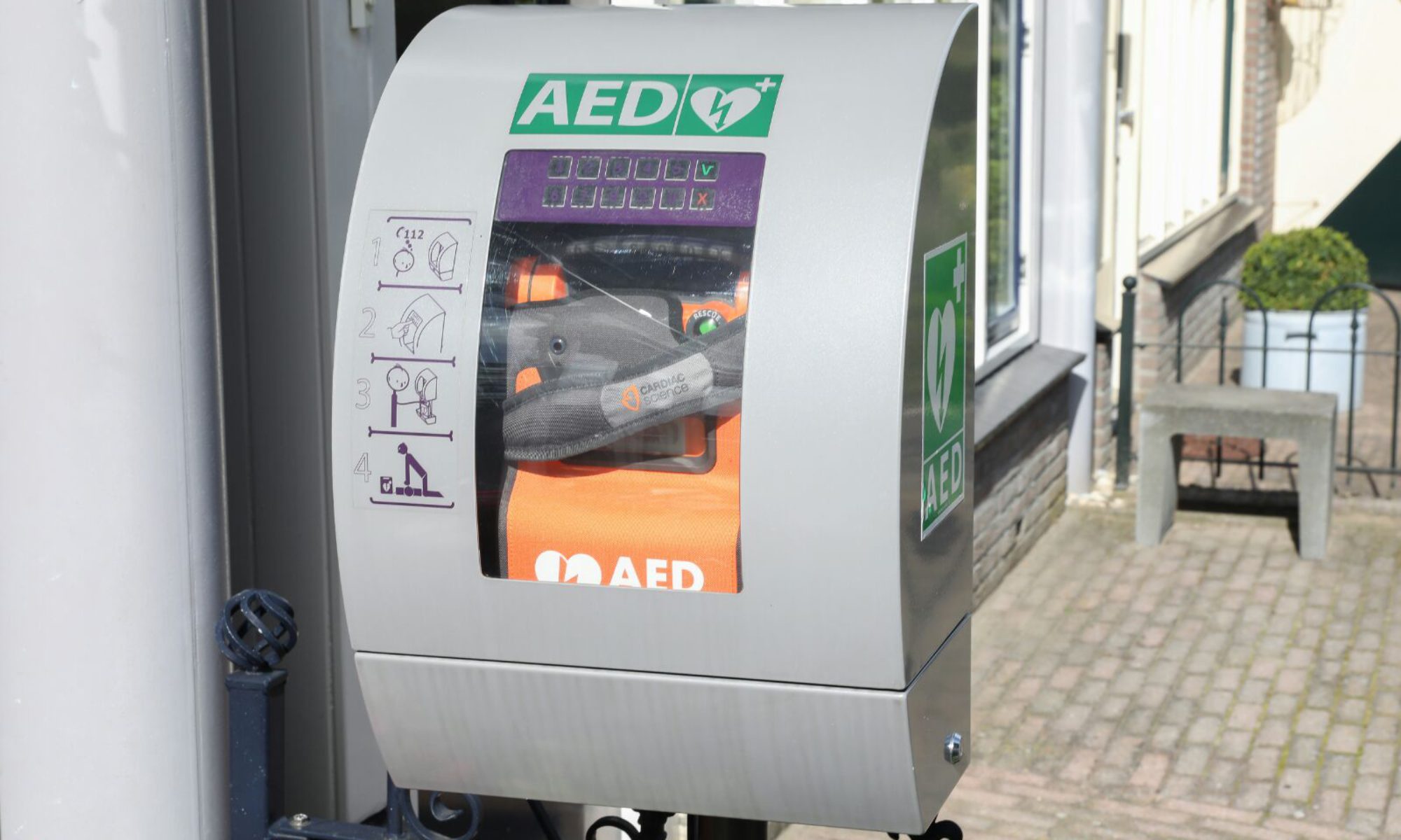 Omgeving Veenslagenweg zamelt in korte tijd 575 euro in voor verlenging Buurt-AED Hoevelaken