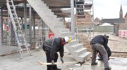 Trappen nieuwe voorzieningengebouw geinstalleerd