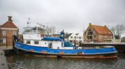 Enorme sleepboot trekt de aandacht in haven Nijkerk