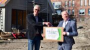 Van den Tweel geeft cheque aan Hospice Nijkerk