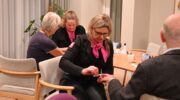 DA Drogist Hoevelaken geeft gratis manicure aan bewoners Gastenhuis
