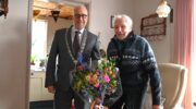 Nijkerkse burgemeester bezoekt 100-jarige Marten Koopman