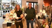 Auteurs Eva Hoeke en Peter Middendorp bezoeken boekhandel Roodbeen