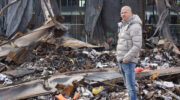 Othniël uit Nijkerkerveen is hele voorraad regenlaarsjes kwijt door brand: ‘Ik stond te janken achter het hek’
