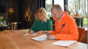 De Eerste Kamer Badkamers tekent meerjarig sponsorovereenkomst met Oranjevereniging Hoevelaken