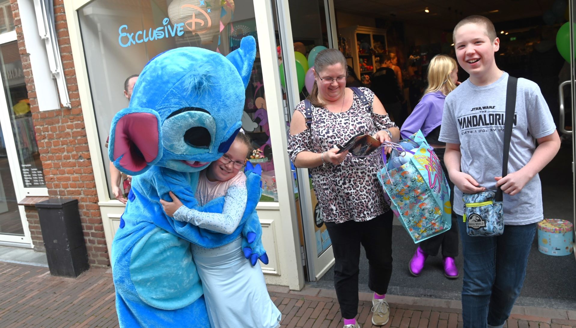Topdrukte bij opening Nijkerkse Disney-winkel Exclusive D - De