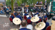 Mistige maar feestelijke start van Koningsdag in Nijkerkerveen