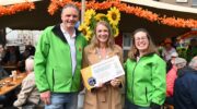 Burgemeester De Jonge koopt eerste Zonnebloemlot Hoevelaken