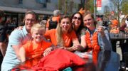 Hoevelaken kleurt oranje: Gezelligheid en traditie troef tijdens Koningsdag