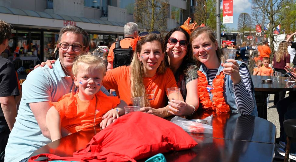 Hoevelaken kleurt oranje: Gezelligheid en traditie troef tijdens Koningsdag