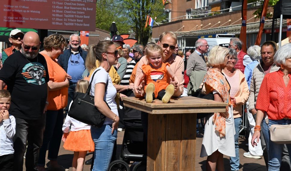 Oranjevereniging Hoevelaken gooit het over een andere boeg