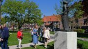 Vredeskerk Nijkerk legt bloemen bij vredesmonument
