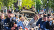 Indrukwekkende colonne oude legervoertuigen trekt door Gemeente Nijkerk op Bevrijdingsdag