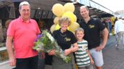 Marktmeester feliciteert poeliersbedrijf De Groot met 50-jarige bestaan