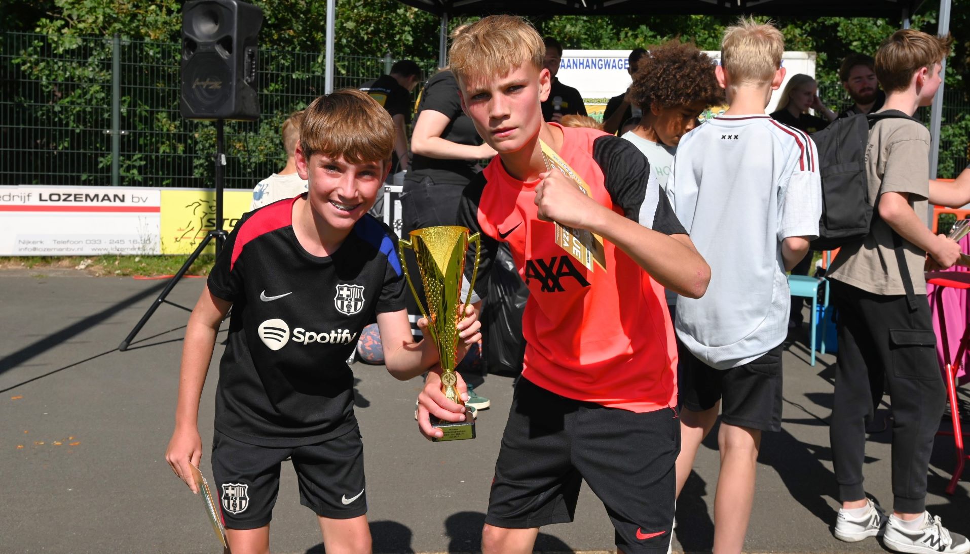 Start van het 16e Straatvoetbaltoernooi in Nijkerk!