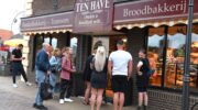 Klanten Bakkerij Ten Have in pyjama vroeg uit de veren