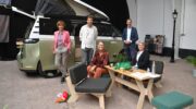 Burgemeester en wethouders op bezoek bij hippe kampeerbusjesbedrijf Ventje in Nijkerkerveen