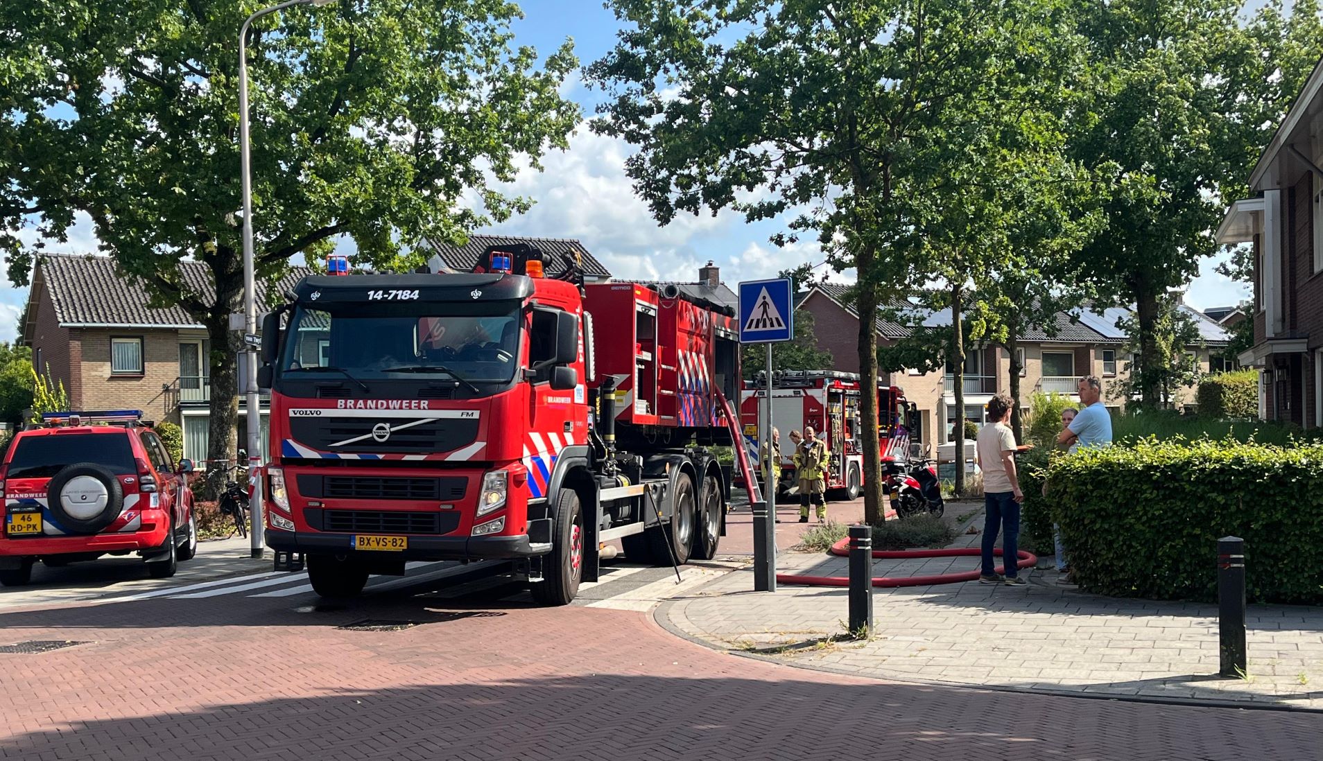 Brandweer Hoevelaken helpt bij dakbrand door zonnepanelen in Hooglanderveen