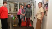 Echtpaar Van Hell heropent bibliotheek Nijkerk