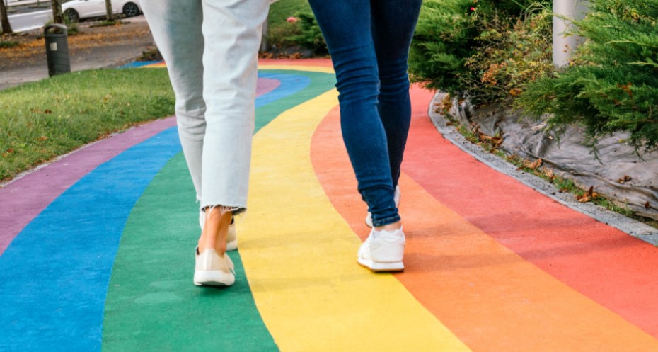 NS Station Nijkerk krijgt regenboog-zebrapad. Centrum van Hoevelaken waarschijnlijk ook