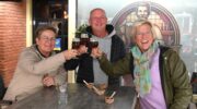 Nijkerk proost samen tijdens Niekarks Bokkentochie