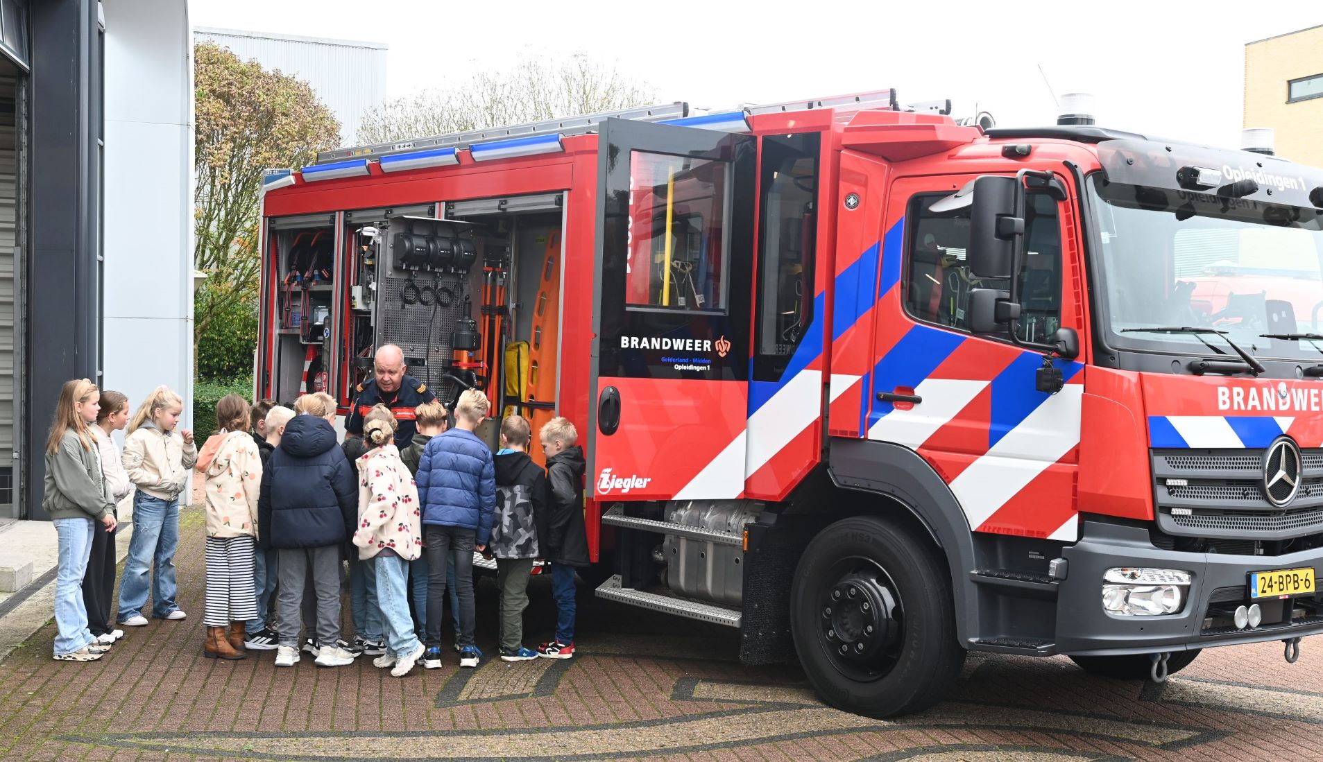 Kindcentrum Schimmelpenninck van der Oye bezoekt Brandweer Hoevelaken