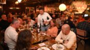 Zeer drukke wijnproeverij bij Gastrobar Chez Naghmeh