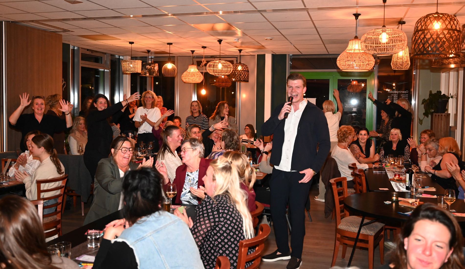 Ladies Night Nijkerkerveen uit z’n dak met zanger Tim Bouw