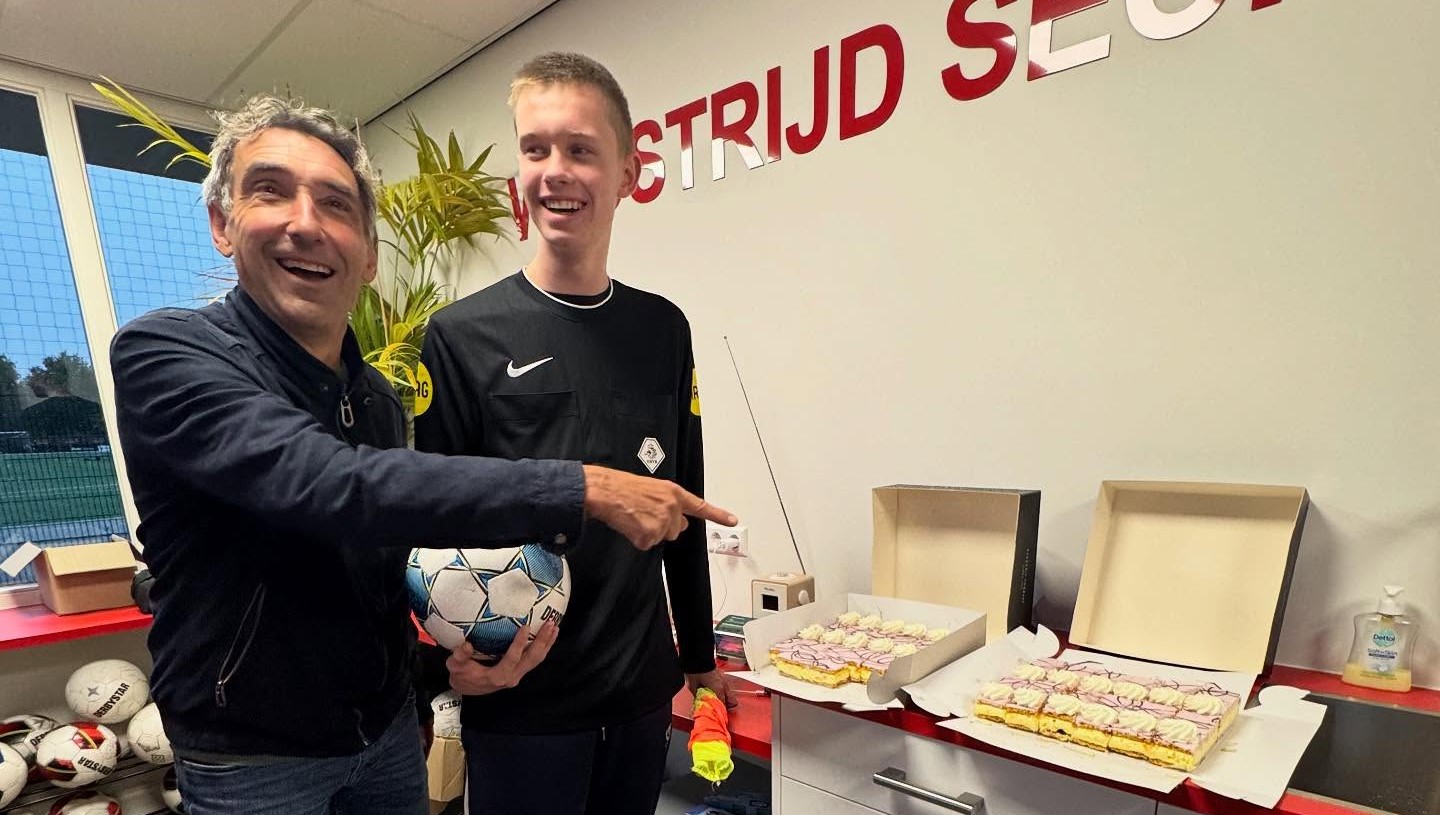 Scheidsrechters sc Hoevelaken verrast met gebak