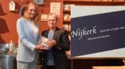 Burgemeester De Jonge krijgt nieuwste boek Willy Klok