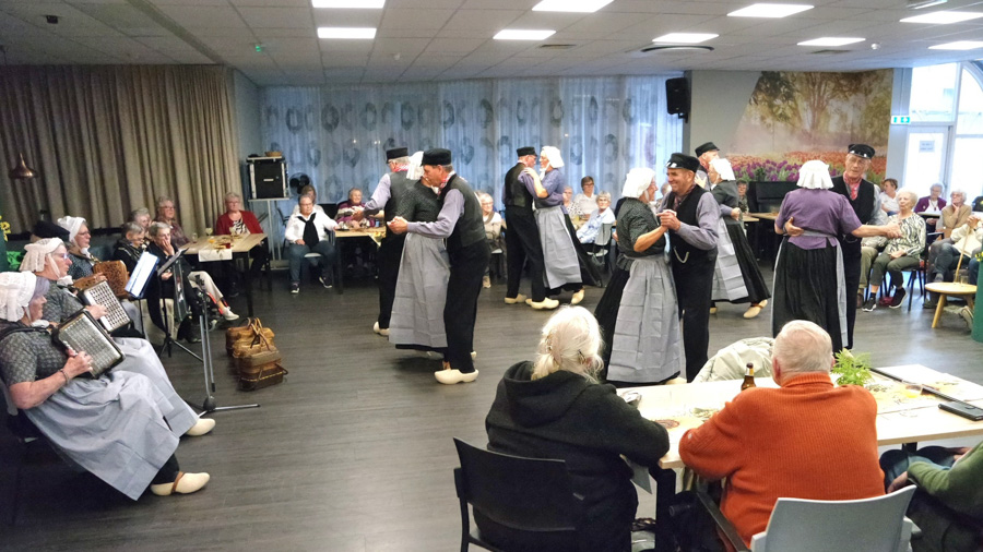 Gezellige middag bij De Zonnebloem Nijkerk-Nijkerkerveen met de Puttense Boerendansers