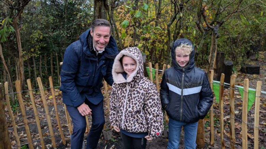 Leerlingen van Kindcentrum de Spreng in Hoevelaken planten hun eigen Smaaktuintje tijdens boomfeestd