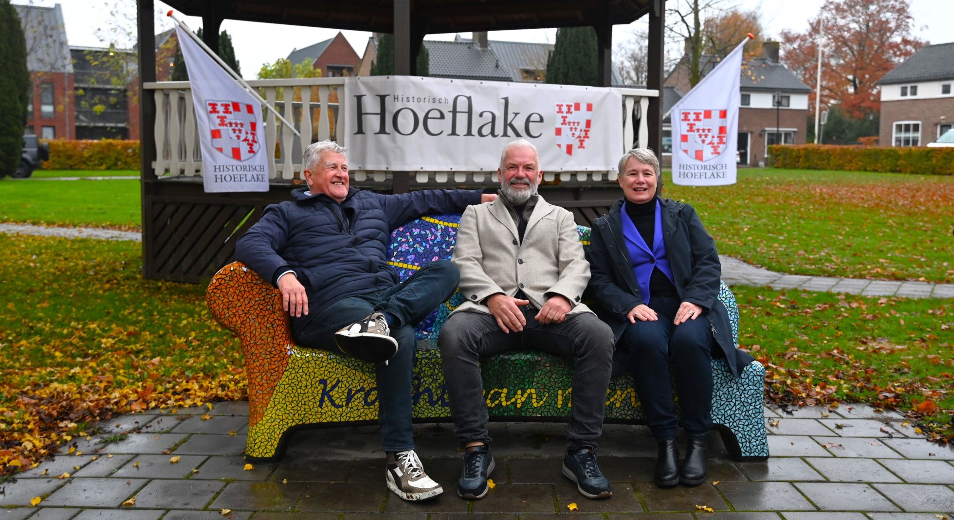 Euretco-bankje is onthuld bij muziektent Hoevelaken