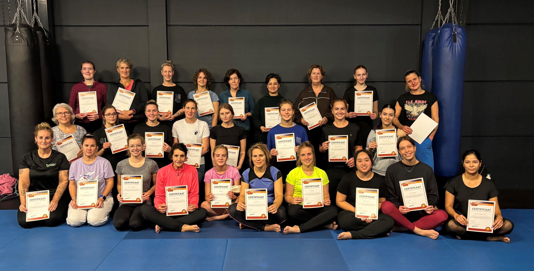 Vrouwen slagen voor cursus zelfverdediging bij Krav Maga Nijkerk