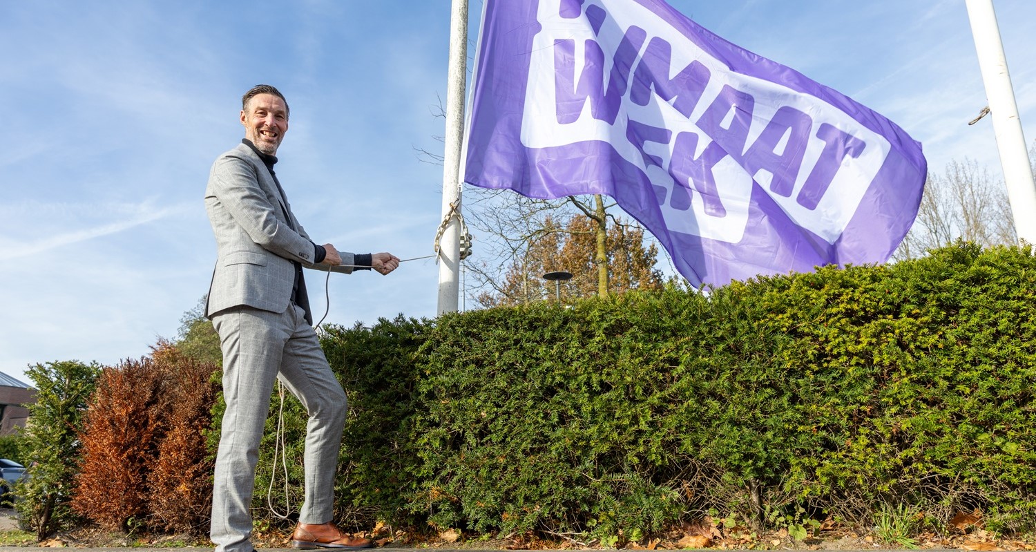 Nijkerkse klimaatwethouder hijst vlag Nationale Klimaatweek