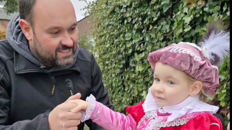Maud beleeft magisch moment tijdens intocht van Sinterklaas in Nijkerkerveen