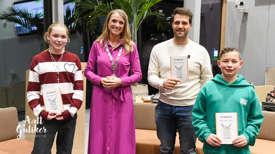 Feestelijke uitreiking: Aidan en Tess krijgen eerste exemplaar verhalenbundel