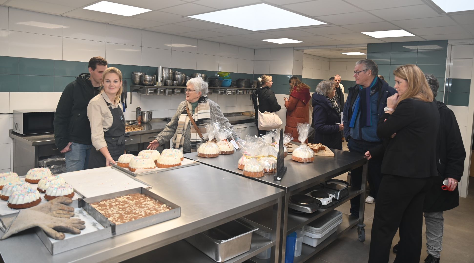 Grote drukte bij opening bakkerij De Postkamer