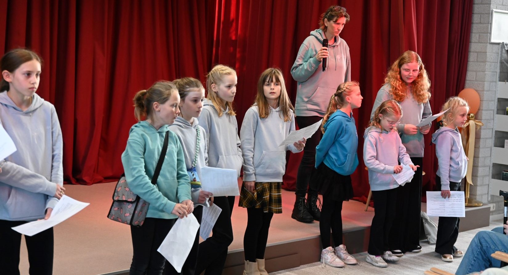 Gospelkinderkoor trad op in bibliotheek Nijkerk