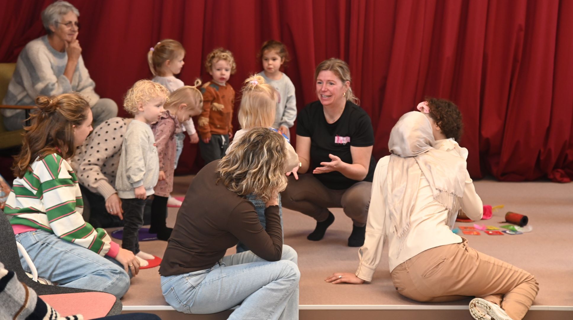 Peuteryoga in de Nijkerkse bibliotheek