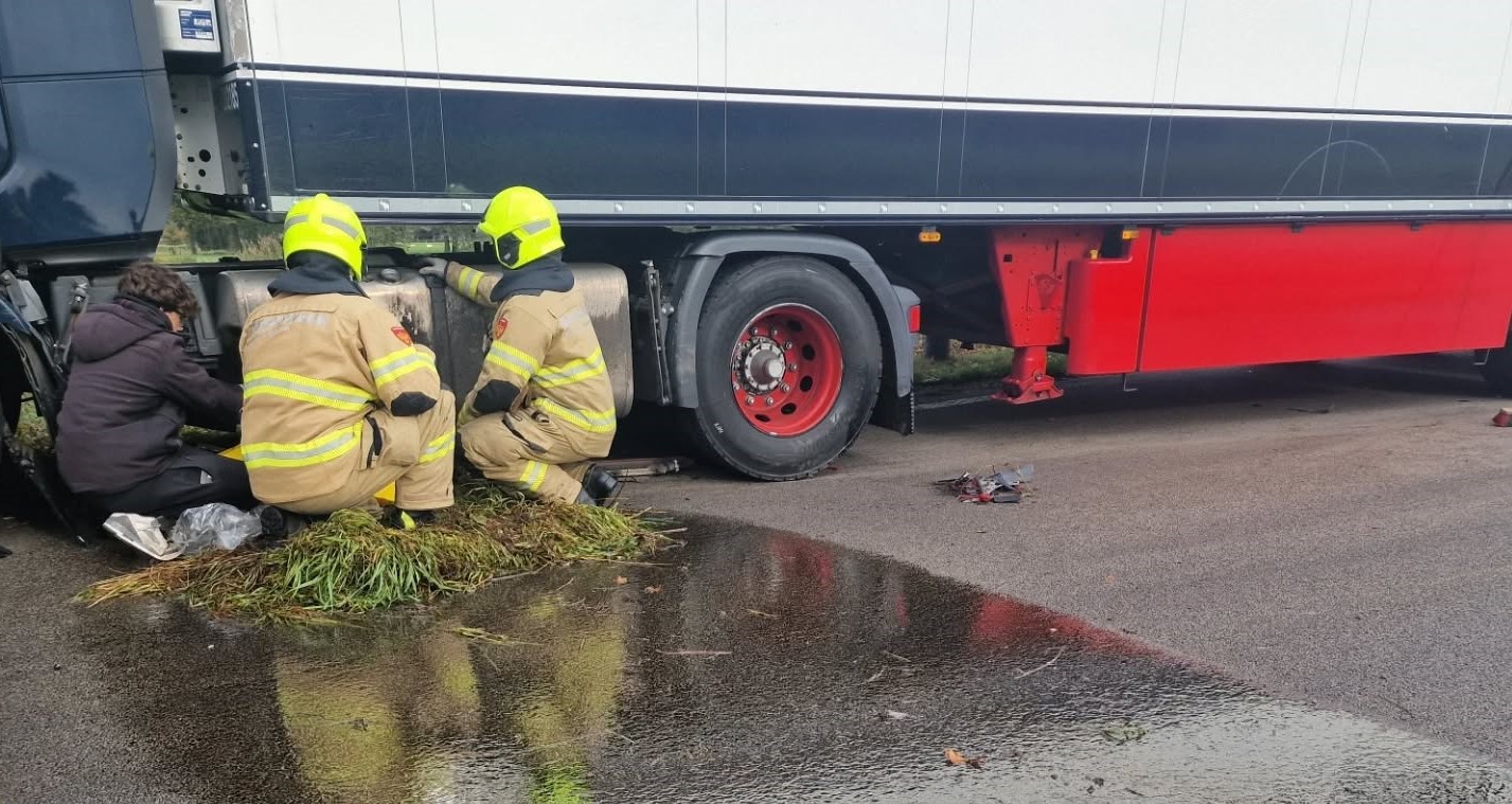 Dieseltank raakt lek na ongeval op Barneveldseweg Nijkerk