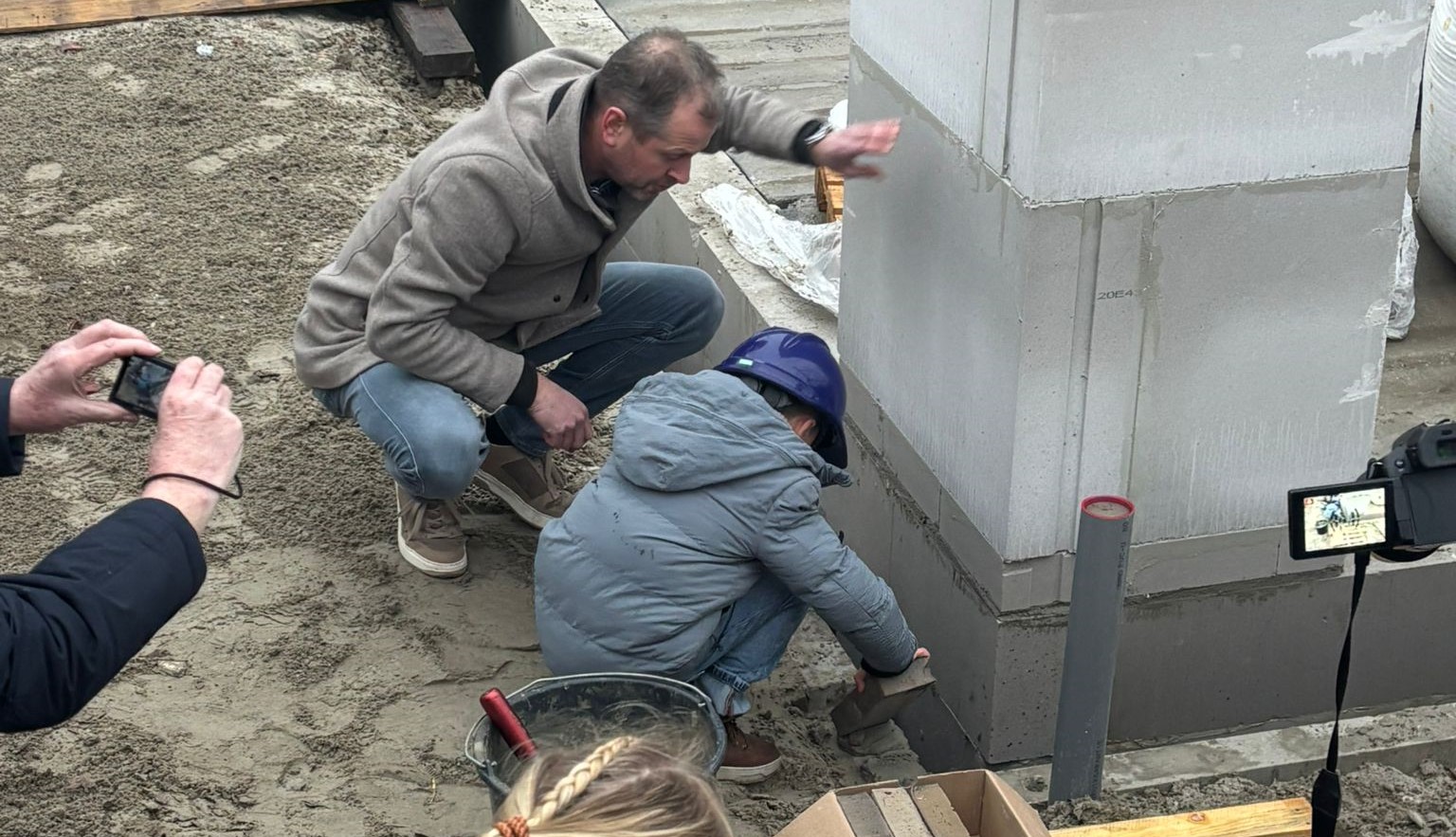 Stan Berens legt eerste steen van Wiekslag Wonen: jongste bouwheld van Hoevelaken