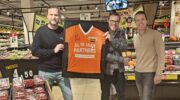 Jumbo Rob Veltink ontvangt jubileum-shirt van Sparta Korfbal vanwege 10 jaar partnerschap