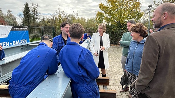Studenten uit Tiel werken aan nieuwe fietsbrug in Nijkerk