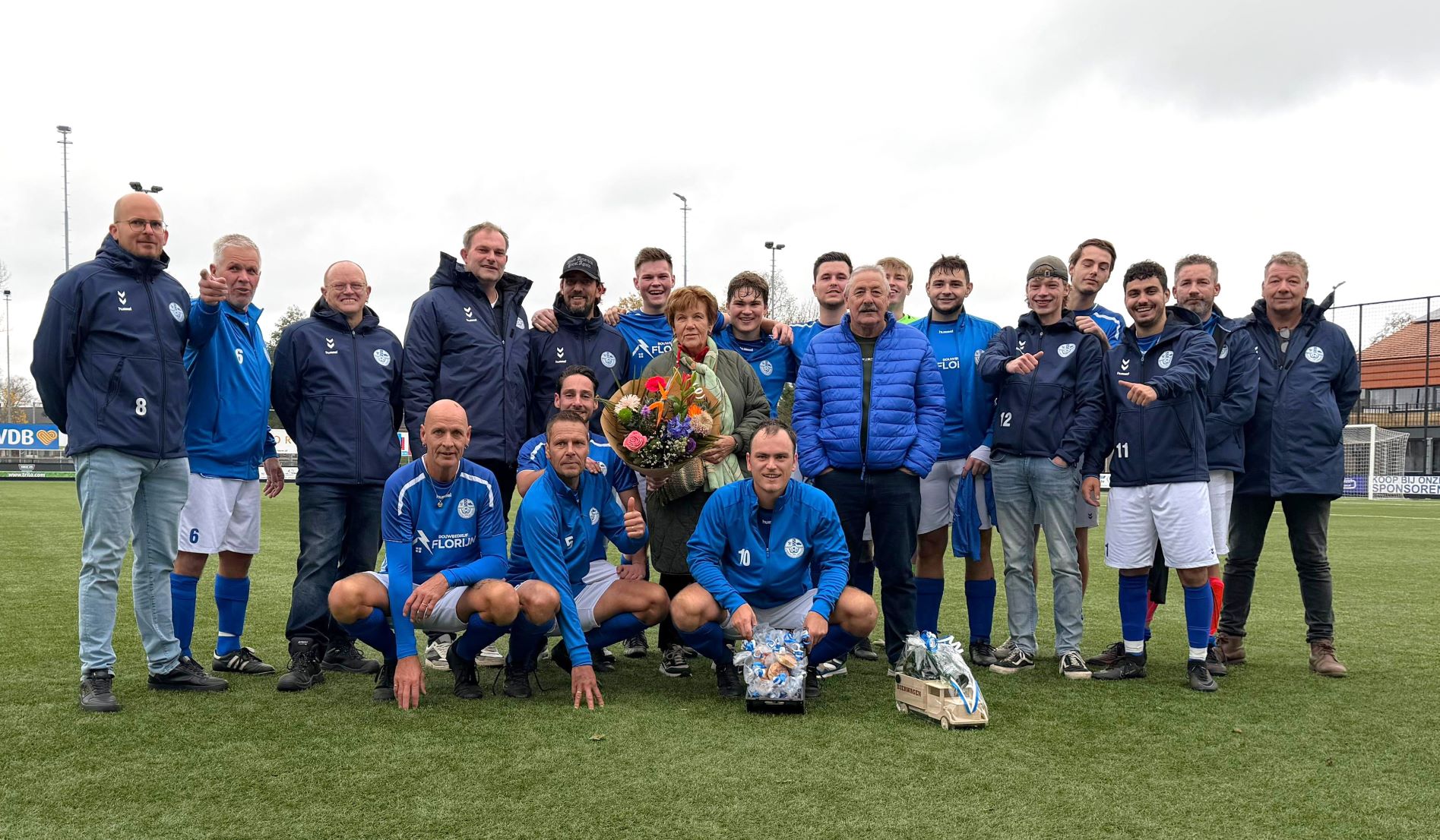 Veensche Boys Zondag bedankt Aart en Hennie van Soeren voor bewezen diensten