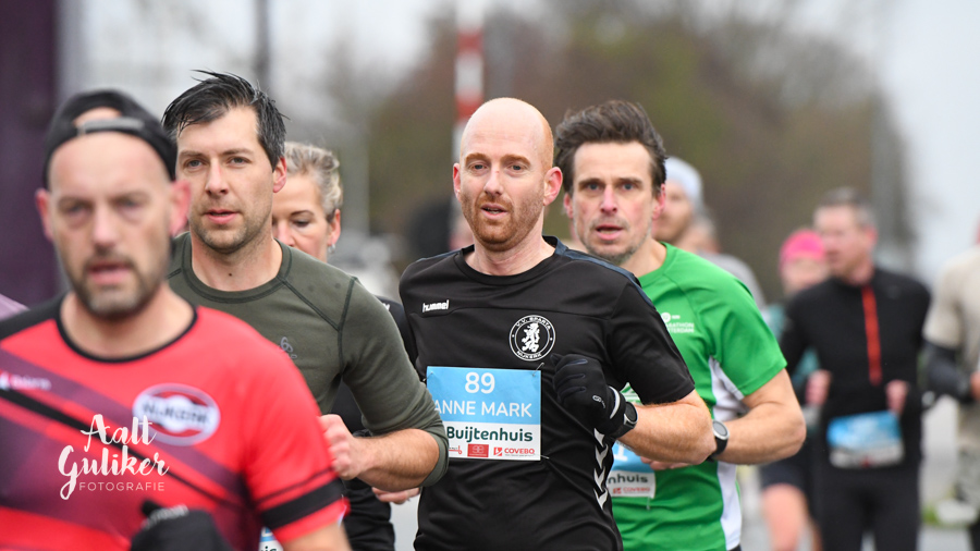 Buijtenhuis Koude Polderloop trekt honderden lopers door regenachtige Nijkerkse polder