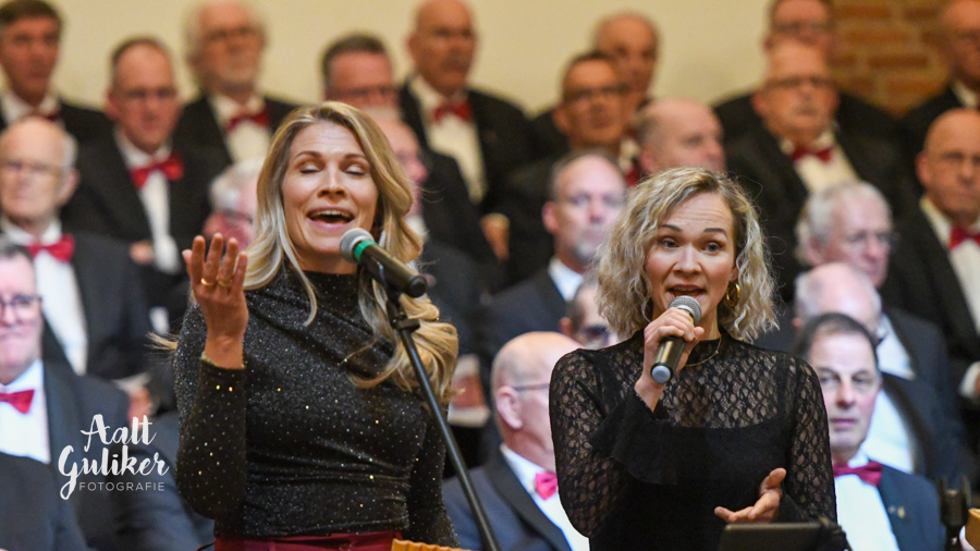 Kruiskerk Nijkerk gevuld tot de laatste plaats tijdens Adventsconcert Christelijk Streekmannenkoor N