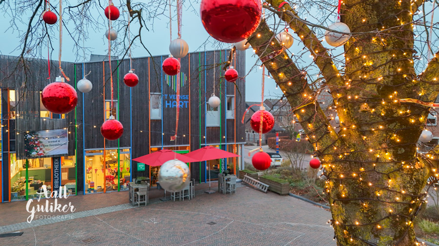 Dorpsplein Nijkerkerveen straalt met nieuwe kerstversiering