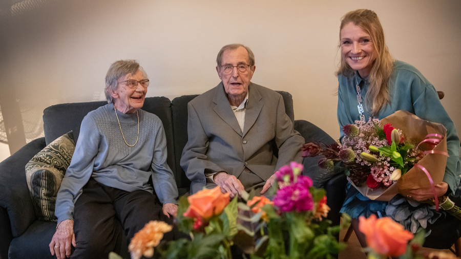 Burgemeester bezoekt echtpaar Slim ter ere van 70-jarig huwelijk