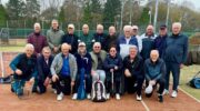 Oudste lid (90) Sparta Tennis snijdt taart aan